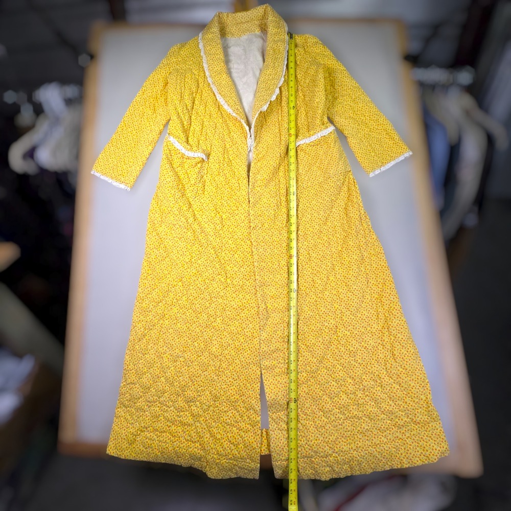 VTG Floral Robe Women's Quilted House Coat TALL Handmade Yellow Lace Pockets USA - Picture 3 of 9